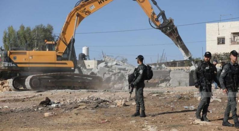 الاحتلال يهدم منزلا ويجرف أراضي مزروعة شرق الخليل