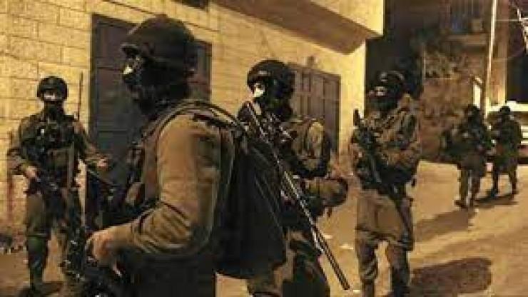 الاحتلال يشن حملة دهم واعتقال في بلدة سعير طالت 12 مواطنا