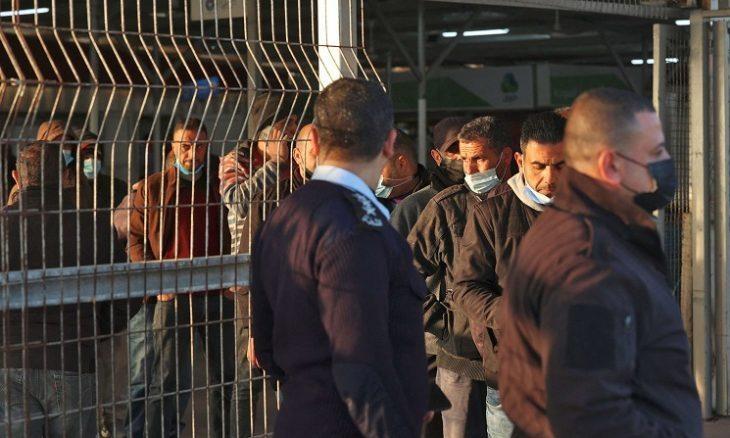 الإدارة المدنية للاحتلال تقرر إعادة النظر في منح تصاريح العمل للعمال الفلسطينيين