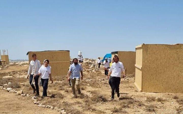 مستوطنون يشيدون بؤرة استيطانية جديدة في مسافر يطا