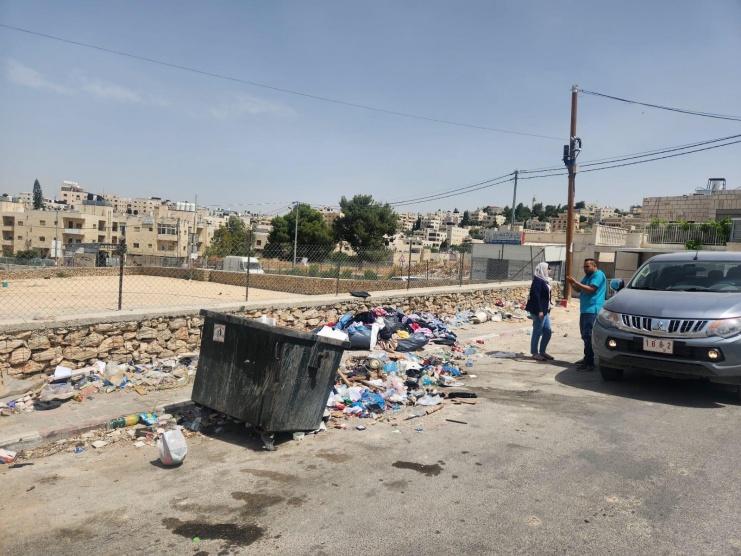 الاحتلال يعمق أزمة النفايات في بلدة الرام شمال القدس بعد تدمير محطة ترحيل النفايات