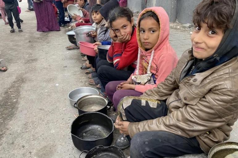 الإعلام الحكومي: أكثر من 3500 طفل في قطاع غزة معرضون لخطر الموت