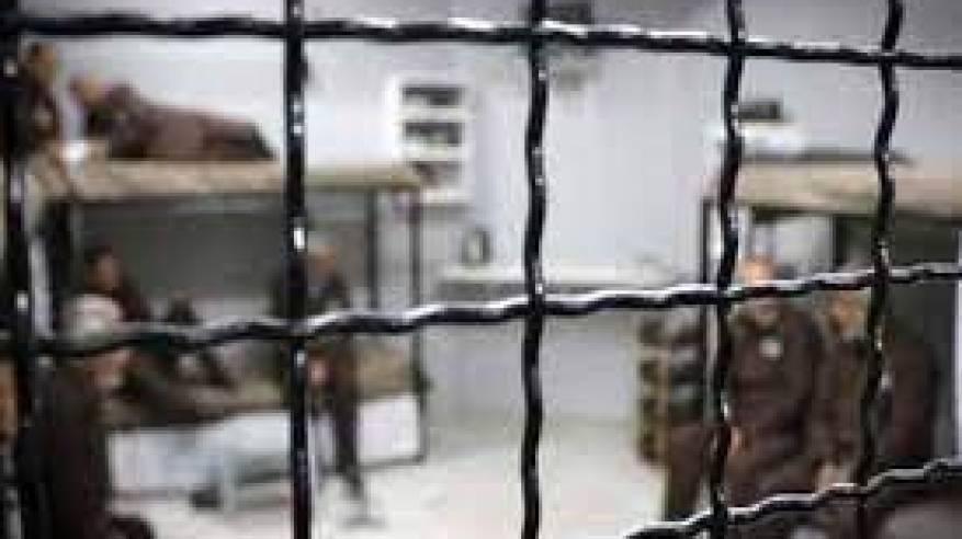 إدارة سجن الرملة تستغل إصابات وأمراض المعتقلين لتعذيبهم