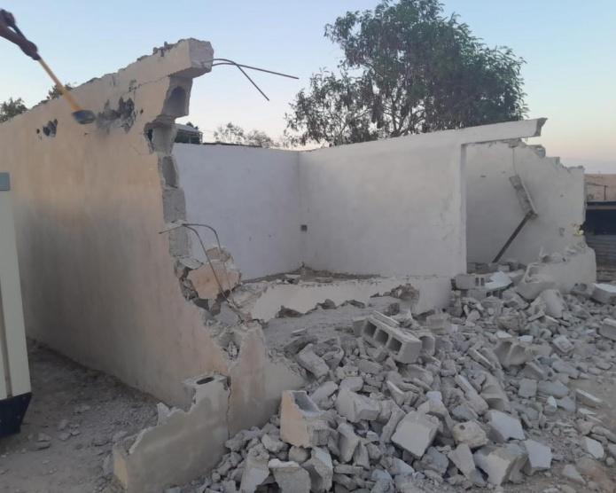 الاحتلال يجبر مواطنين في أريحا على هدم غرفة للطاقة الشمسية