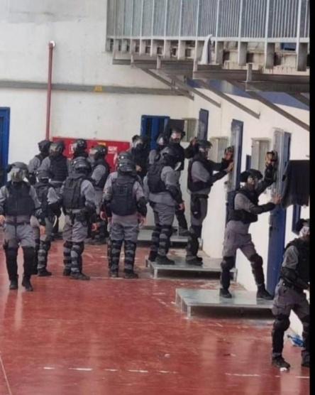 توثيق مسرب يكشف عن اعتداء وحشي بحق الأسرى في سجن