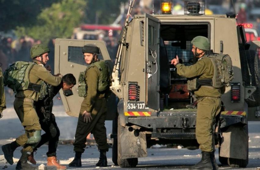 قوات الاحتلال تعتقل 18 مواطنا من الضفة
