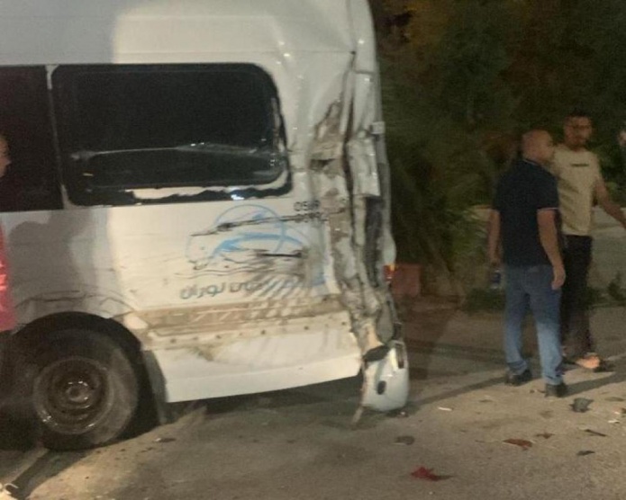آليات الاحتلال تصدم حافلة تقل حجاجا في جنين بشكل متعمد
