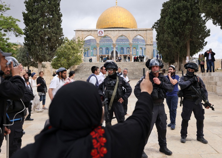 لليوم الخامس: الاحتلال يواصل اغلاق المسجد الأقصى وكنيسة القيامة ويصيب أربعة مواطنين بالرصاص