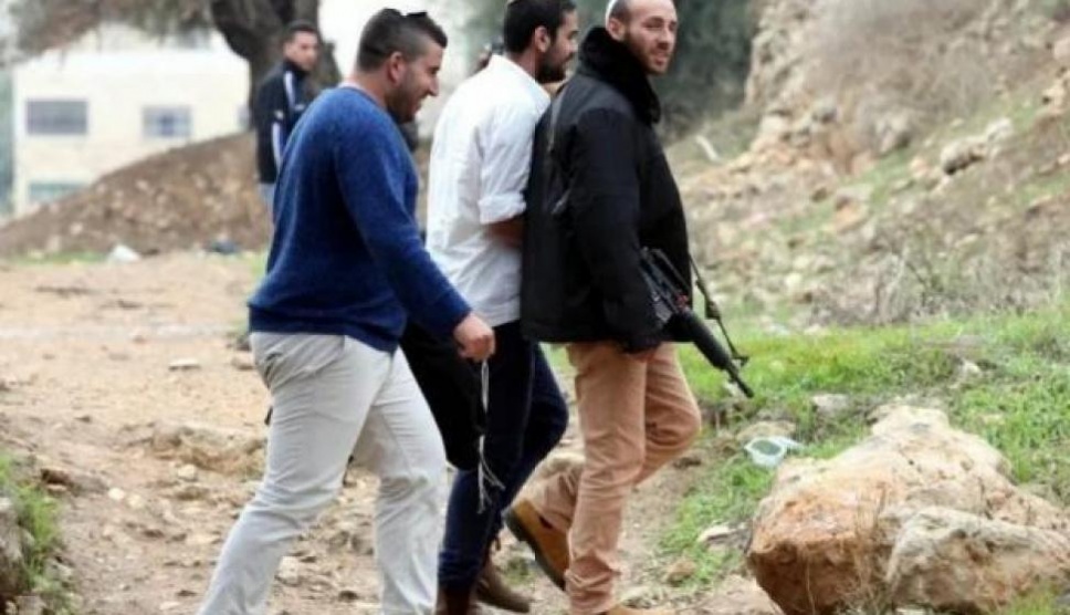 مستوطنون يجبرون عائلتين على الرحيل من تجمع شلال العوجا