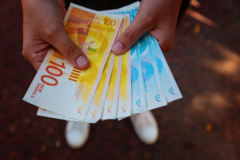 المالية: صرف رواتب الموظفين العموميين عن شهر حزيران اليوم بنسبة لا تقل عن 50% وبحد أدناه 2000 شيقل