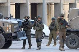 الاحتلال يقتحم بلدات شمال غرب القدس ويعتقل شبانًا