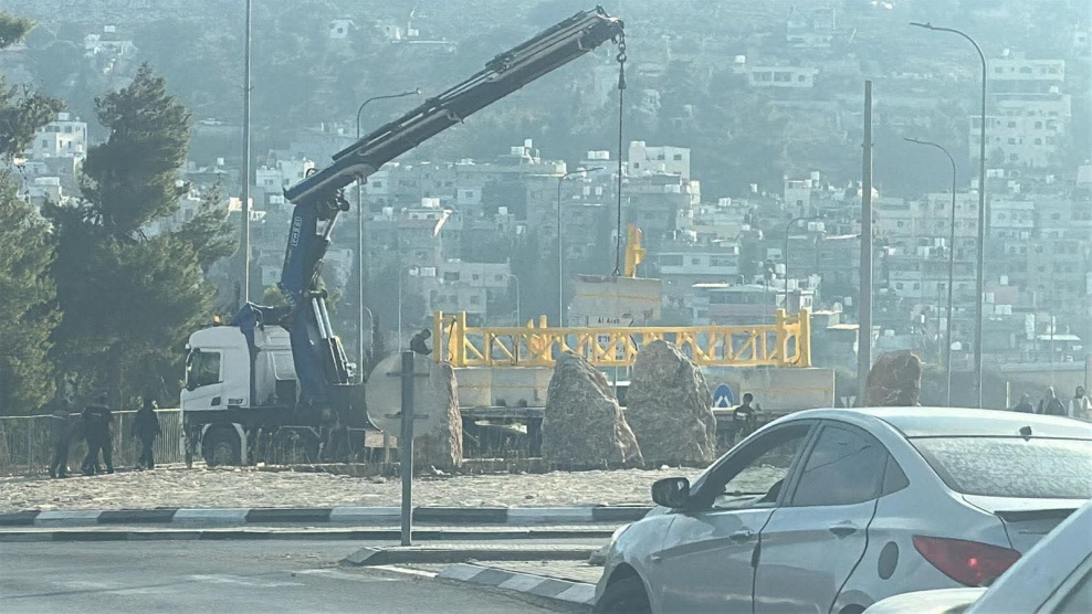 الاحتلال ينصب بوابة حديدية بمحاذاة جامعة خضوري بالعروب ويشق شارعا استيطانيا جنوب الخليل