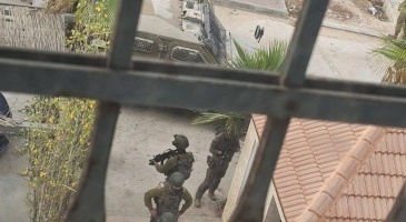 قوات الاحتلال تمنع موظفي بلدية بيت أمر من دخول البلدية بعد محاصرتها