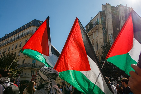 رفع العلم الفلسطيني على واجهة مبنى بلدية سان دوني في فرنسا