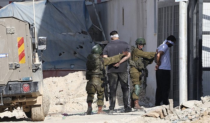 اعتقالات في الضفة.. مستوطنون يعتدون على مدرسة