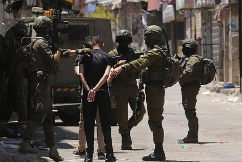 الاحتلال يحتجز عشرات المواطنين ويستجوبهم ويعتدي عليهم بالضرب في محافظة الخليل