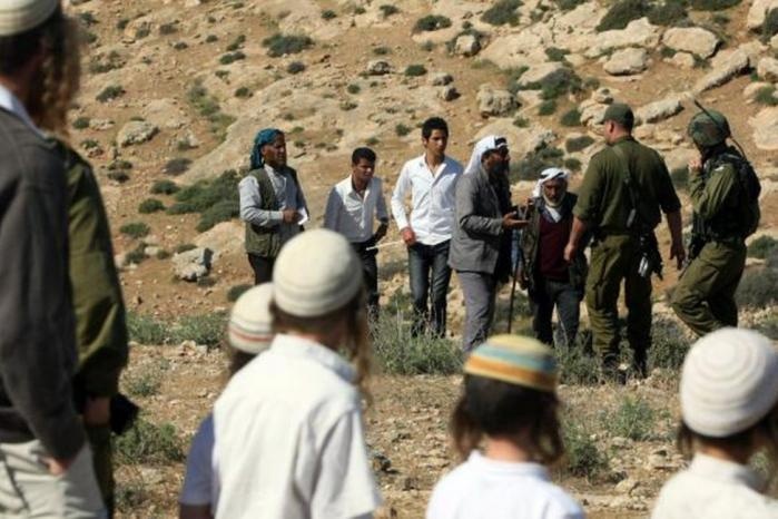 مستوطنون يهجرون بالقوة ثلاث عائلات بدوية قرب الخان الأحمر