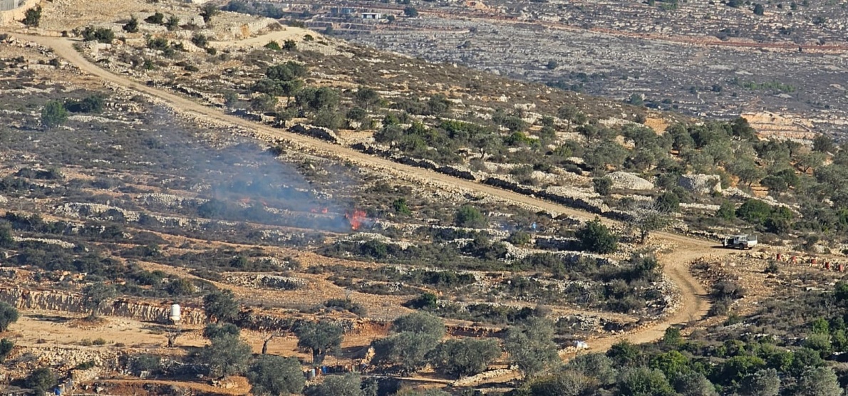 الاحتلال يغلق طريق واد أم سلمونة جنوب بيت لحم بالسواتر الترابية