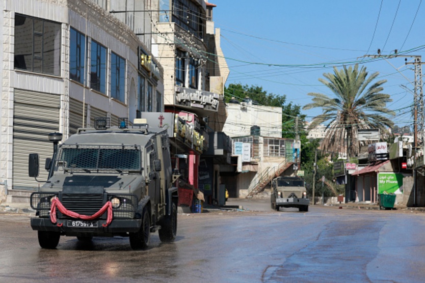 الاحتلال يفرض حظر تجوّل بعدة أحياء في قلقيلية ويحوّل منازل لثكنات عسكرية