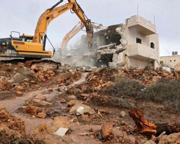 الاحتلال يهدم ثلاثة منازل مأهولة في تجمع قرى غرب يطا جنوب الخليل