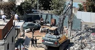 (محدث) الاحتلال يهدم منزلاً في رافات شمال غرب القدس ويخطر بهدم آخر