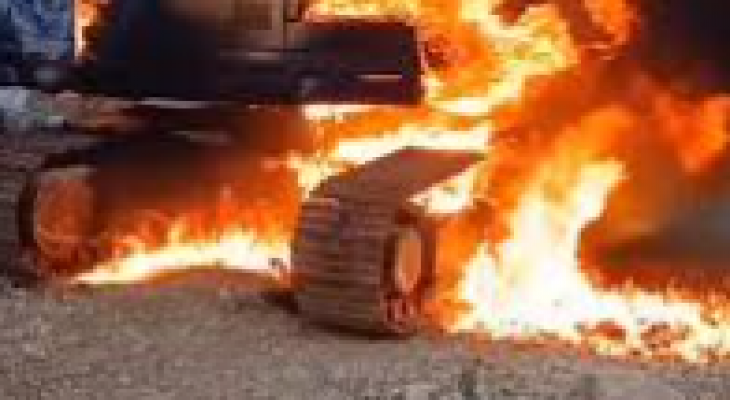 مستعمرون يحرقون مركبتين ويخطون شعارات عنصرية في عين يبرود شرق رام الله