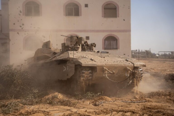 غزة: نسف منازل شرق خان يونس وقصف مدفعي وإطلاق نار شرق غزة والوسطى