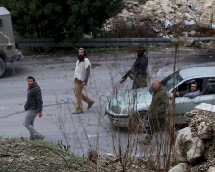 مستعمرون يغلقون الطريق الواصل بين تجمع خلة السدرة ومخماس