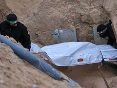 العثور على جثة يُشتبه بأنها تعود لشاب جرفته السيول جنوب الخليل