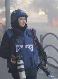 الاحتلال يداهم بيت أمر ويعتقل الصحفية المحررة أشواق عوض