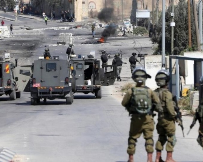 إصابة طفل وشاب برصاص الاحتلال الحي واعتقال آخرين والاستيلاء على أموال من الظاهرية