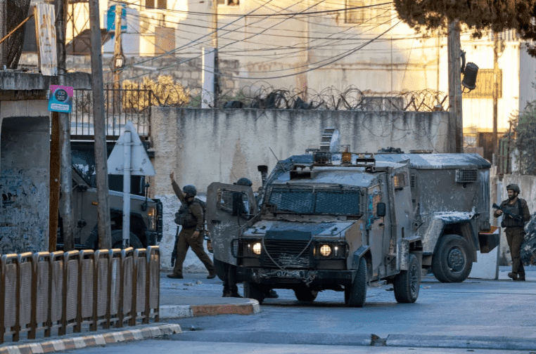 (محدث ثانٍ) 3 اصابات برصاص الاحتلال وحالات اختناق في حارة الياسمينة بمدينة نابلس