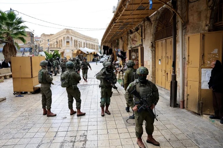 إخلاء ثلاث أسر من عائلة أبو صبيح بعد انهيار جزئي للمنازل نتيجة حفريات الاحتلال