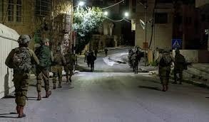 الاحتلال يلاحق عمالا شرق بيت لحم