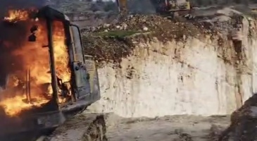 المستوطنون يحرقون آليات تابعة لكسارات الشمال جنوب نابلس