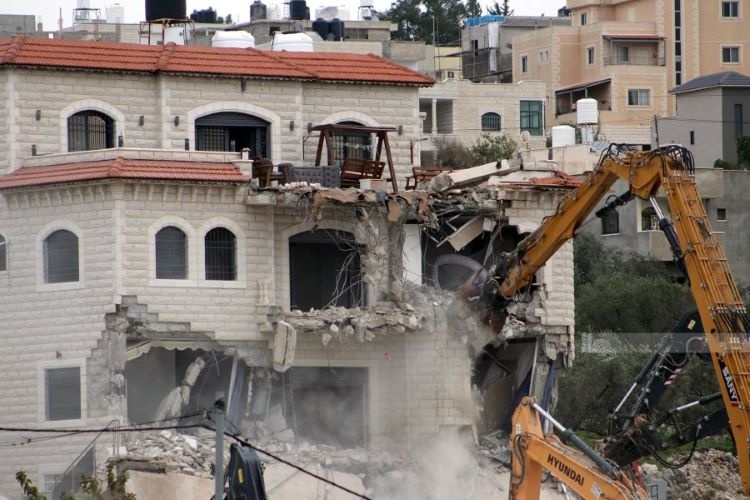 الاحتلال يهدم منزلا في شقبا ويخلي منزلين آخرين غرب رام الله