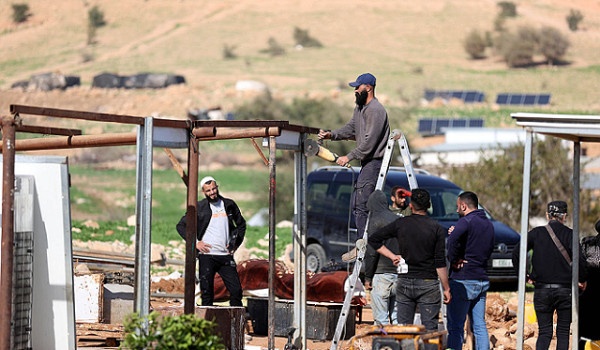  94 عائلة هُجرت قسرا: مستعمرون يجبرون 15 عائلة في تجمع شلال العوجا على الرحيل