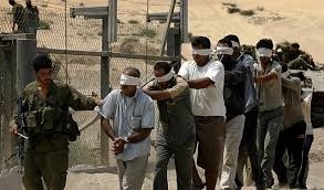 قوات الاحتلال تقتحم بيت أمر فجراً وتعتقل مواطناً وأبناءه الثلاثة