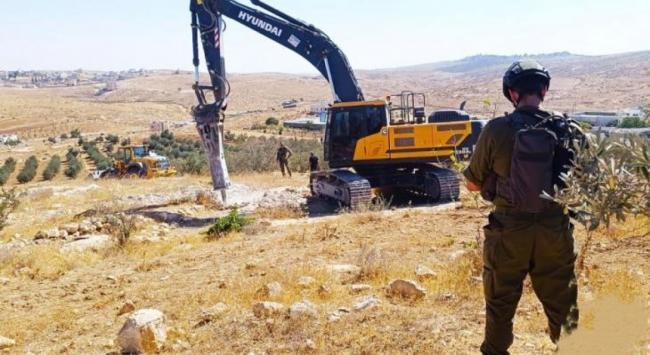 قوات الاحتلال تهدم بركة مياه وغرفة زراعية شمال بيت أمر