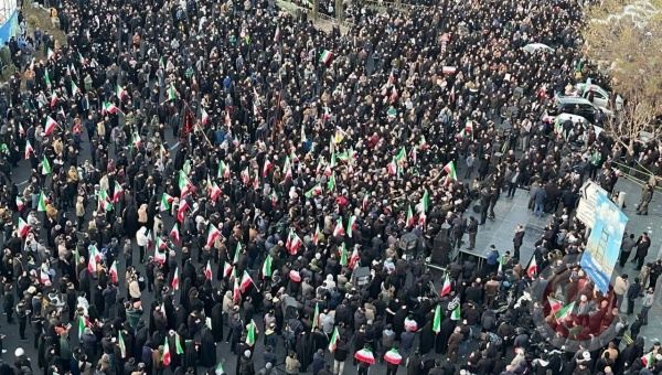 الرئيس الإيراني يتوعّد بالانتقام والآلاف يحتشدون مطالبين بالثأر لخامنئي