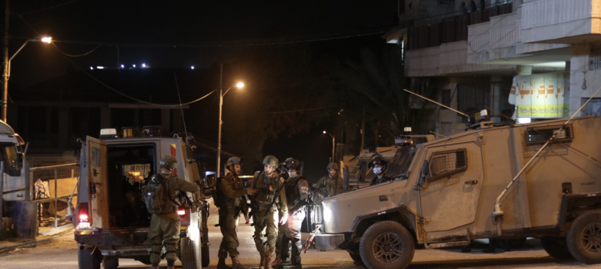 إصابة عدد من المواطنين واعتقال فتاة خلال اقتحام الاحتلال عدة مناطق في الخليل