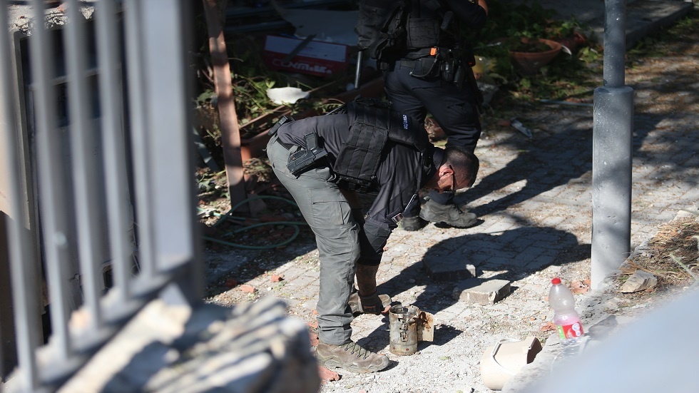 سقوط شظايا وسط إسرائيل بعد اعتراض دفعة صواريخ من إيران