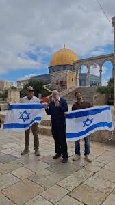 مستوطنون يقتحمون الأقصى ويرفعون علم الاحتلال في باحاته