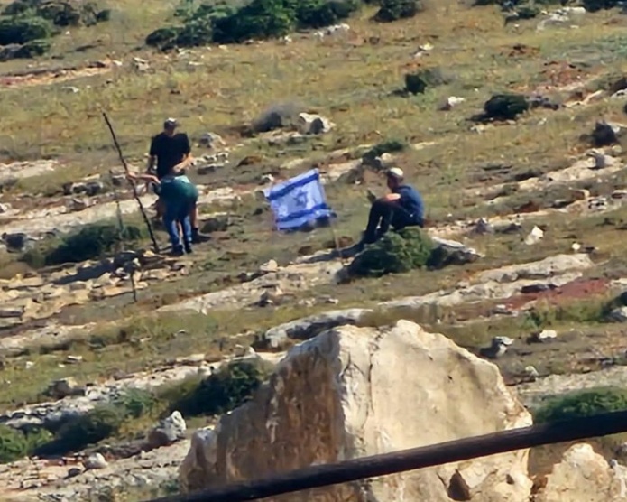 تمهيدا للاستيلاء على مزيد من الأراضي: مستعمرون ينصبون برج اتصالات في أراضي كيسان شرق بيت لحم