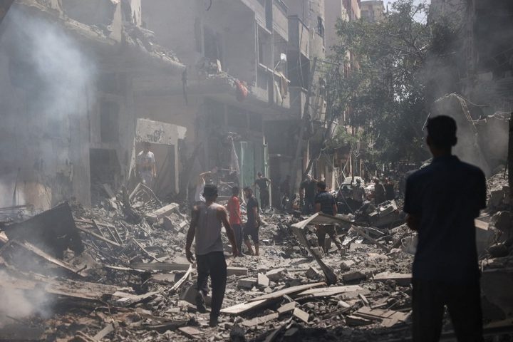 غزة: حرائق واصابات اثر تدمير طائرات الاحتلال مربع سكني بمخيم الشاطئ