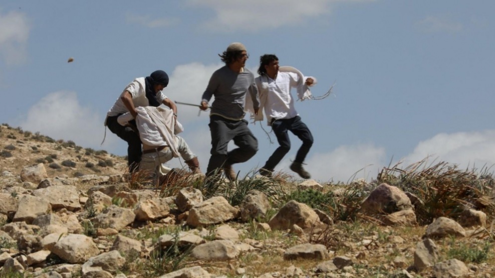 مستعمر يخطف شابين شمال نابلس