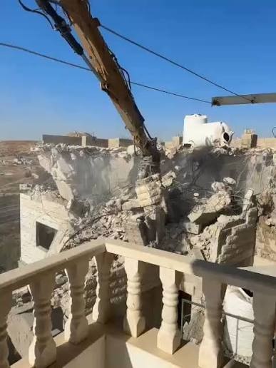 الاحتلال يخطر بهدم منزل وبركس في زعترة شرق بيت لحم