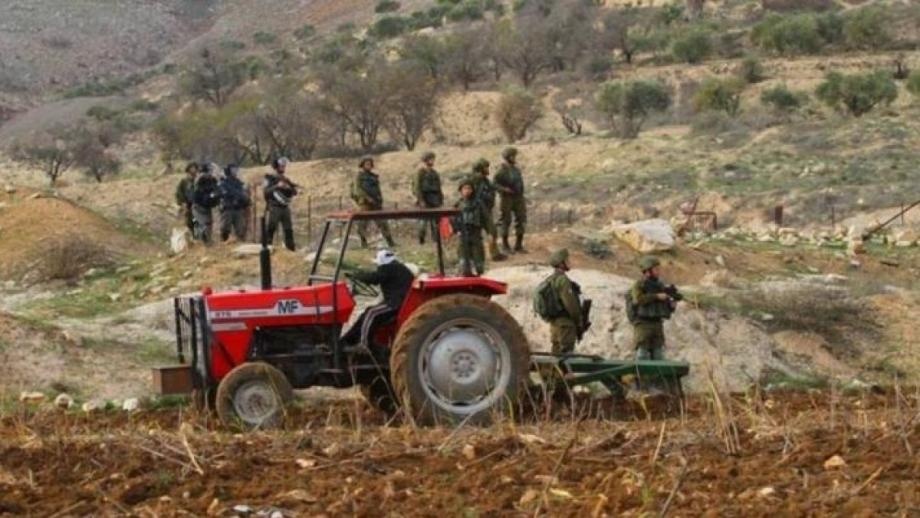 الاحتلال يحتجز جرارًا زراعيًا في الأغوار الشمالية