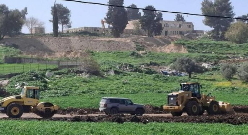 الاحتلال يجرف أراضي ويقتلع أشجار زيتون قرب واد دعوق جنوب جنين