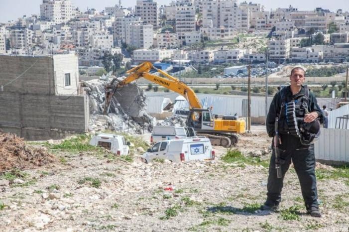 الاحتلال يهدم إسطبلًا في بلدة الرام شمال القدس